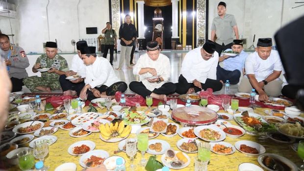 Ketua Satuan Tugas (Kasatgas) Percepatan Rehabilitasi dan Rekonstruksi (PRR) Pascabencana Sumatera Muhammad Tito Karnavian mengikuti acara buka bersama di Masjid Agung Islamic Center Kota Lhokseumawe, Aceh, Jumat (20/2/2026). Dalam acara tersebut, Tito juga menyerahkan bantuan kemasyarakatan kepada perwakilan masyarakat serta santunan kepada perwakilan anak yatim.