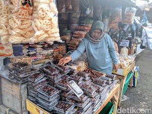Lapak Kurma yang Warnai Ramadan di Pasar Ujungberung