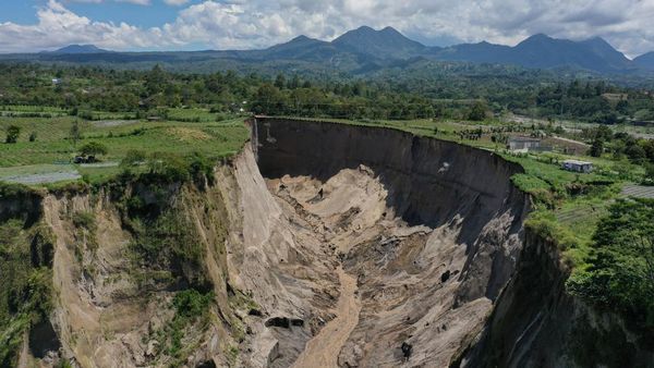 Longsor Raksasa Putus Akses Aceh Tengah
