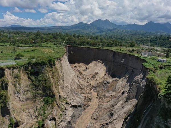 Longsor Raksasa Putus Akses Aceh Tengah