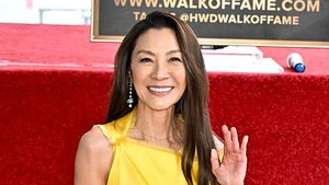 Michelle Yeoh Bersinar dengan Gaun Kuning, Raih Bintang Hollywood Walk of Fame
