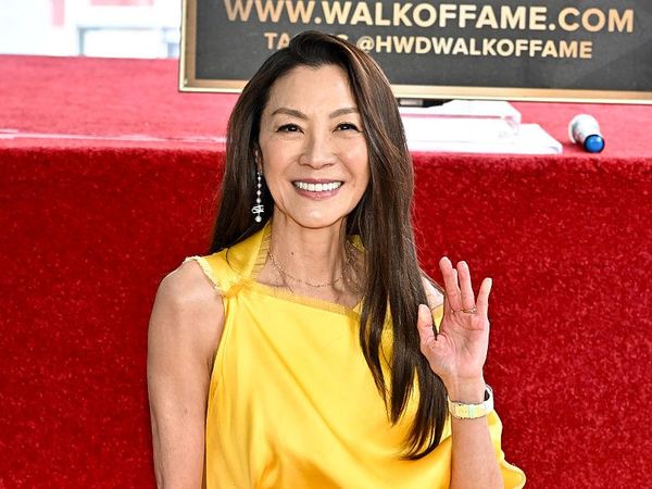 Michelle Yeoh Bersinar dengan Gaun Kuning, Raih Bintang Hollywood Walk of Fame