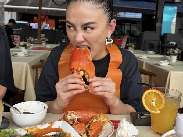 Momen Agnez Mo saat Makan Kepiting hingga Minum Kopi di Luar Negeri