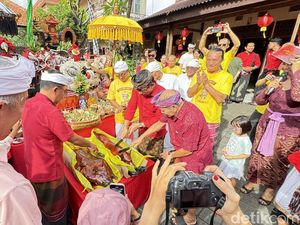 Meriah, Festival Harmoni Imlek Denpasar Dibuka dengan Pemotongan Babi Guling
