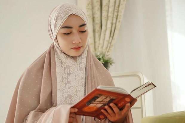Potret muslimah membaca Al-Quran