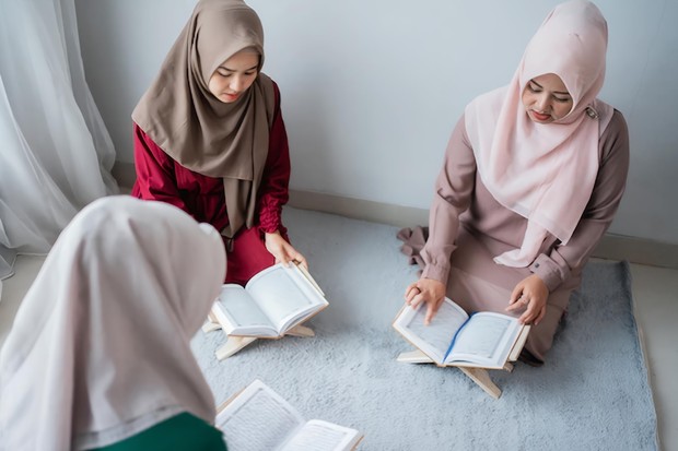 Potret muslimah melaksanakan tadarus Al-Quran