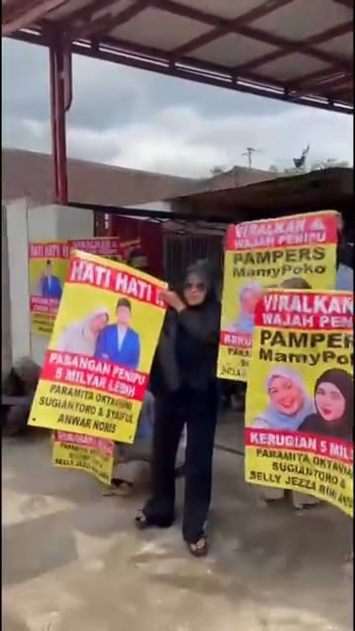 Puluhan korban penipuan jual beli popok bayi meluruk rumah pelaku di Malang