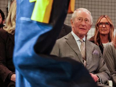 Momen Raja Charles Hadiri London Fashion Week Setelah Andrew Ditangkap