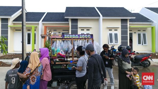 Warga bermain di fasilitas umum rumah subsidi di Kabupaten Bogor, 15 Februari 2026.