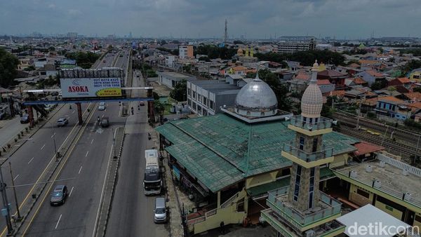 Salat di Masjid Berusia Satu Abad di Bekasi