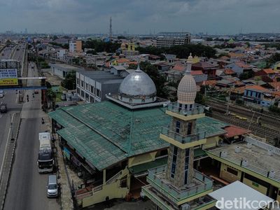 Salat di Masjid Berusia Satu Abad di Bekasi