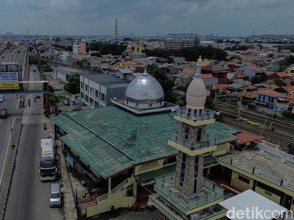 Salat di Masjid Berusia Satu Abad di Bekasi