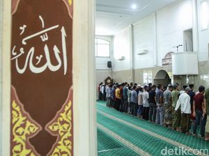Cara Mengisi Shaf Kosong Saat Salat Berjamaah