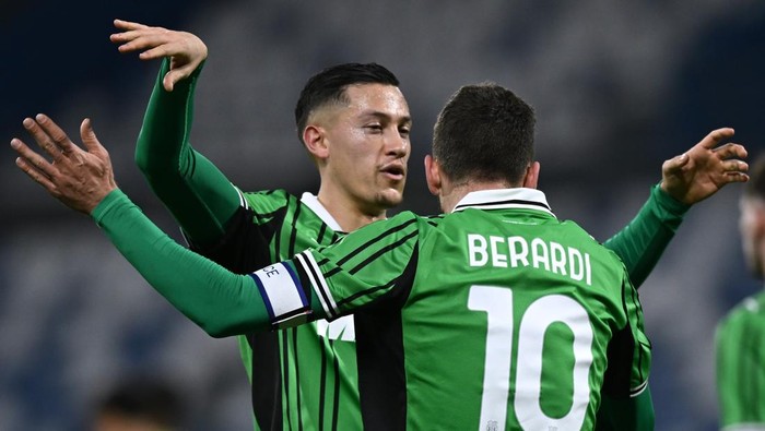 Jay Idzes merayakan gol Domenico Berardi ke gawang Hellas Verona. Sassulo menang 3-0 dalam lanjutan Serie A tersebut. 