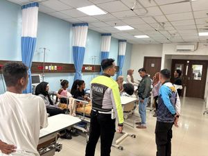 Pikap Angkut 13 Orang ke Labuan Bajo Terguling, Korban Luka-luka