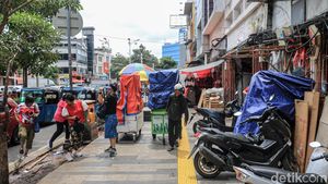 Sepekan Ditertibkan, Trotoar Glodok Kembali Dipenuhi PKL dan Motor