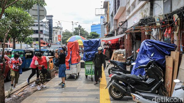 Sepekan Ditertibkan, Trotoar Glodok Kembali Dipenuhi PKL dan Motor