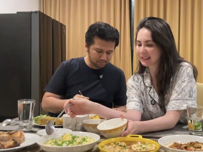 So Sweet! Emil Dardak Masak Sahur untuk Arumi Bachsin yang Ultah