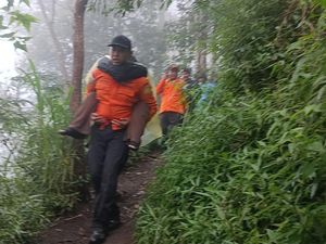 Kena Hipotermia, Pendaki Remaja Digendong Tim SAR dari Gunung Abang