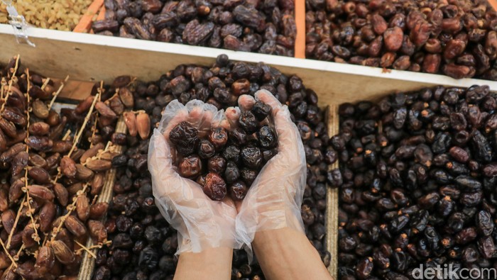 Penjualan kurma di Pasar Tanah Abang, Jakarta, Sabtu (21/2/2026), mengalami peningkatan signifikan pada menjelang hingga pada bulan Ramadhan. Sejumlah pembeli terlihat memadati toko-toko kurma untuk memilih berbagai jenis yang tersedia sebagai persiapan kebutuhan berbuka puasa.