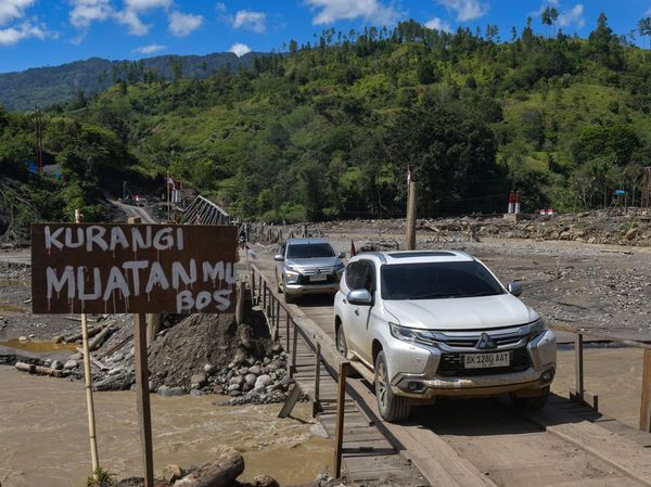 Warga Andalkan Jembatan Darurat di Aceh Tengah