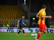 Bastoni Dicemooh Fans Lawan, Chivu Membela