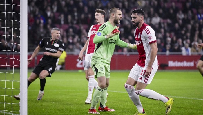 AMSTERDAM - (l-r) AFC Ajax goalkeeper Maarten Paes and Josip Sutalo of AFC Ajax during the Dutch Eredivisie match between AFC Ajax and NEC at the Johan Cruijff ArenA on February 21, 2026, in Amsterdam, Netherlands. OLAF KRAAK / ANP (Photo by ANP via 