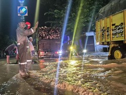 Banjir Rendam Jalur Pantura Probolinggo, Arus Lalin Sempat Tersendat