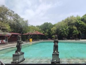 Banyuwedang: Serunya Berendam Air Panas Berlatar Hutan Bakau