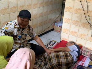 Bupati Subandi Serahkan Kursi Roda dan Alihkan BPJS Warga Miskin ke PBI