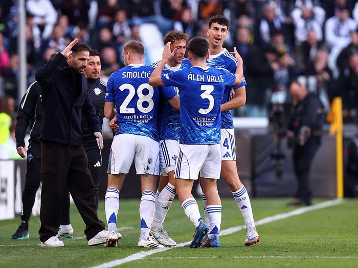 Turin, Italy - February 21: Mergim Vojvoda of Como 1907 celebrates after scoring his team's first goal with team mates during the Serie A match between Juventus FC and Como 1907 at Allianz Stadium on February 21, 2026 in Turin, Italy. (Photo by sportinfoto/DeFodi Images/DeFodi via Getty Images)