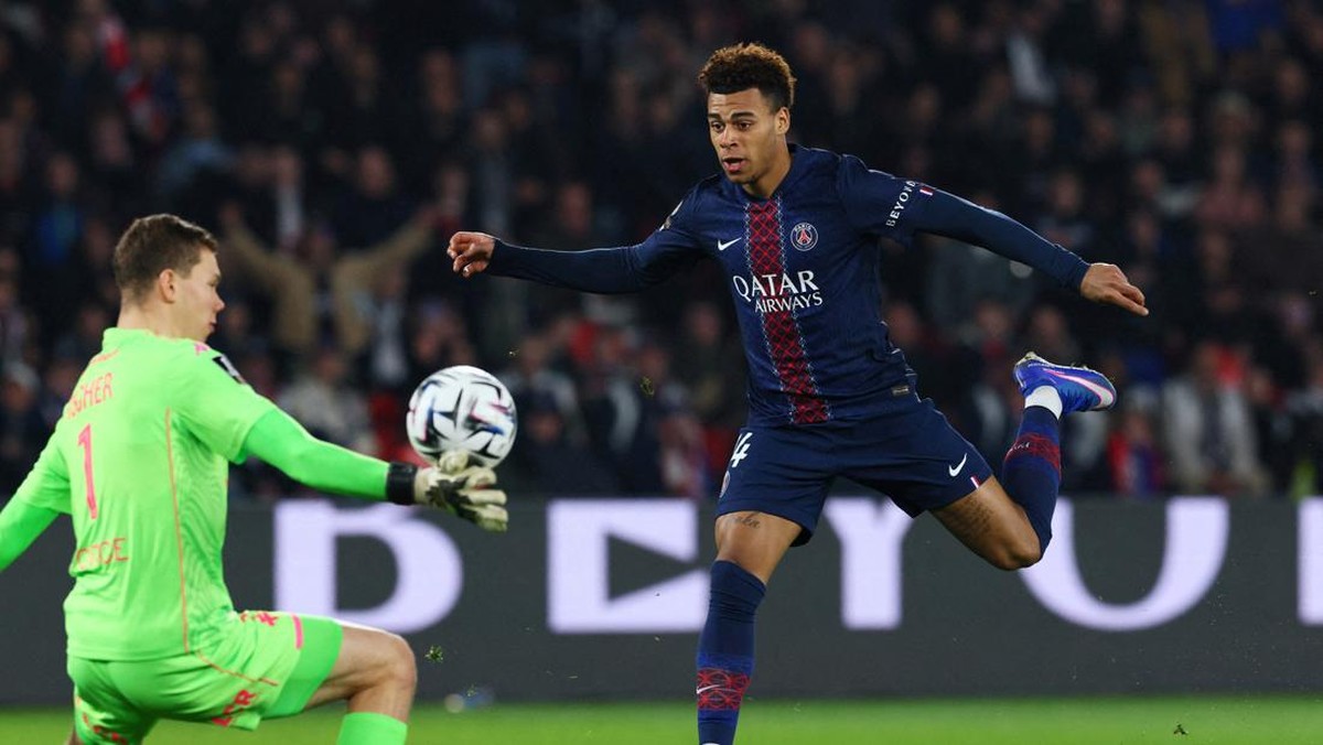 Momen Desire Doue mencetak gol pertama PSG dengan membobol gawang Metz yang dijaga Jonathan Fischer. Foto: REUTERS/Manon Cruz