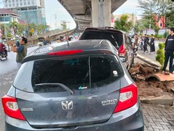 2 Mobil Tabrakan di Jalan AP Pettarani Makassar gegara Hindari Pemotor