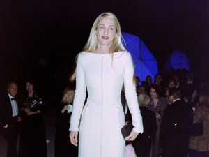 Video Gaya Carolyn Bessette-Kennedy: Inspirasi Fashion Minimalis yang Abadi