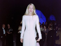 Video Gaya Carolyn Bessette-Kennedy: Inspirasi Fashion Minimalis yang Abadi