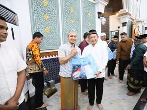 Salat Subuh di Banda Aceh, Tito Karnavian Salurkan Bantuan ke Warga