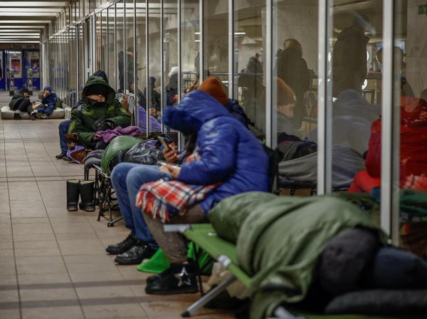 Kyiv Digempur Rudal dan Drone Rusia, Warga Mengungsi ke Bawah Tanah