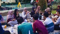 Masjid Agung Sunda Kelapa Gelar Berbagi Makanan Gratis Selama Ramadan