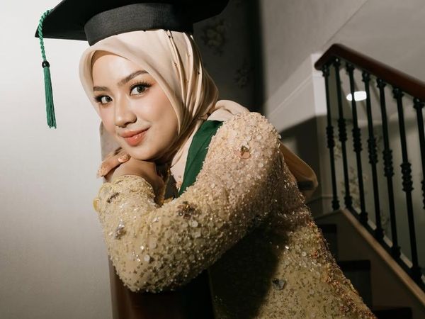 Pesona Nashwa Zahira Si Wisudawati Fakultas Kedokteran USU