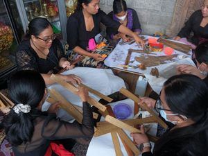 Naskah Lontar Dirawat di Festival Konservasi Lontar 2026