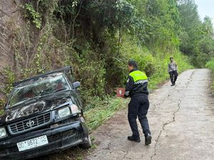 Pikap Bawa 15 Penumpang Terbalik Usai Gagal Nanjak di Enrekang, 1 Orang Tewas