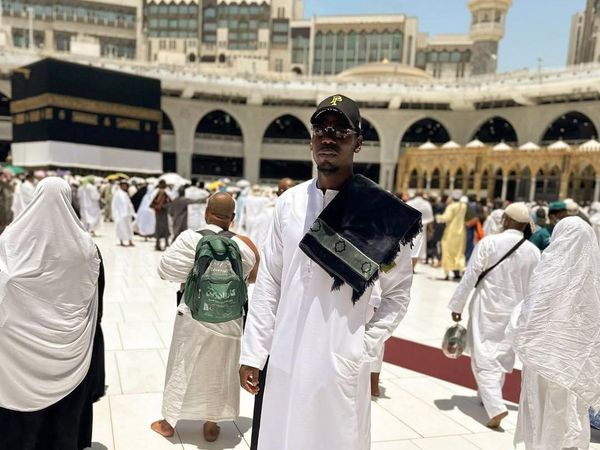 Foto Ramadan Pesepak Bola Dunia, dari Mesut Ozil sampai Paul Pogba