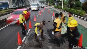 Ribuan Jalan Berlubang di Jakarta Mulai Diperbaiki