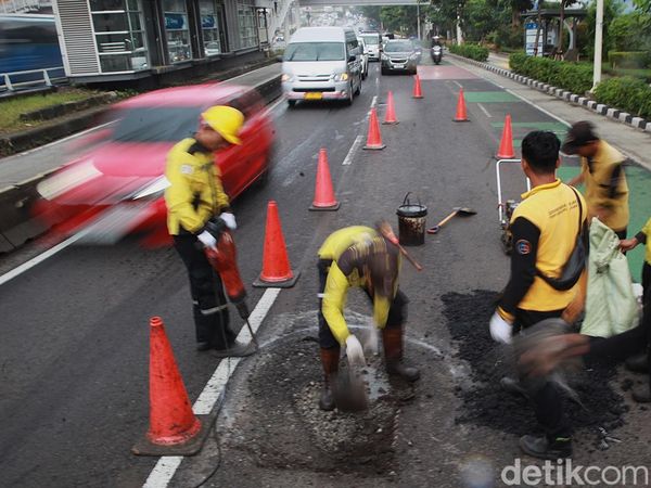 Ribuan Jalan Berlubang di Jakarta Mulai Diperbaiki