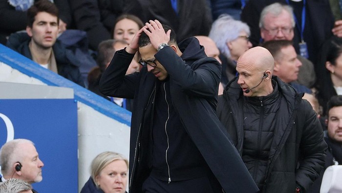 Soccer Football - Premier League - Chelsea v Burnley - Stamford Bridge, London, Britain - February 21, 2026 Chelsea manager Liam Rosenior reacts during the match Action Images via Reuters/John Sibley EDITORIAL USE ONLY. NO USE WITH UNAUTHORIZED AUDIO