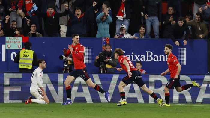 Real Madrid tampil buruk sehingga terjungkal di markas Osasuna dalam lanjutan Liga Spanyol.