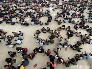 Melihat Para Santri Ar-Raudlatul Hasanah Medan Tadarus dengan Formasi Lingkaran