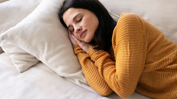 Untuk mengatasi mual dan pusing saat berpuasa, cobalah untuk tidur siang sejenak. Cara ini dapat meningkatkan kualitas tidur yang terganggu, sehingga bisa meredakan sakit kepala.