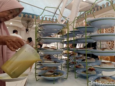 Tradisi Masjid Ar - Rahman Blitar Sediakan Ribuan Porsi Buka Puasa untuk Jamaah