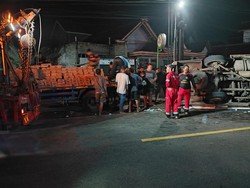 Viral Truk Muat Ribuan Susu Terguling di Ponorogo, Warga Malah Rebutan
